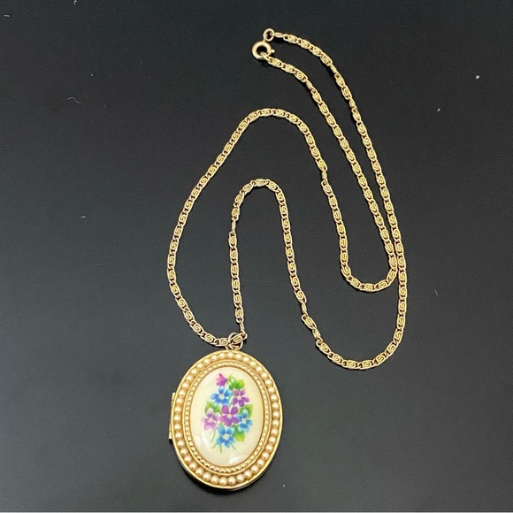 Vintage AVON Gold-tone Oval Floral Faux Pearl Locket Pendant 24” Necklace 33g - Picture 2 of 16
